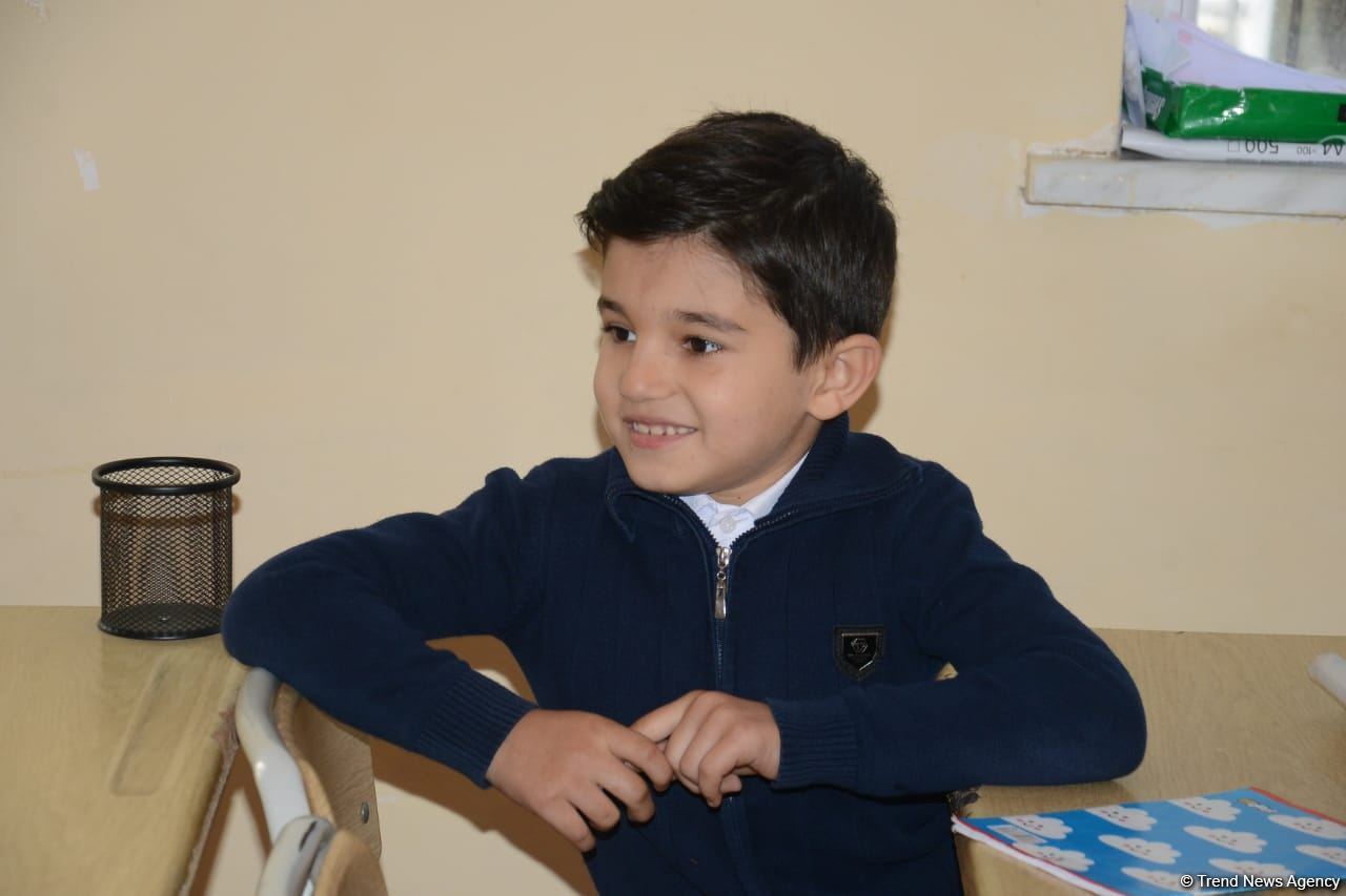 Şagirdlər uzun fasilədən sonra yenidən məktəbə yollanıb (FOTO)