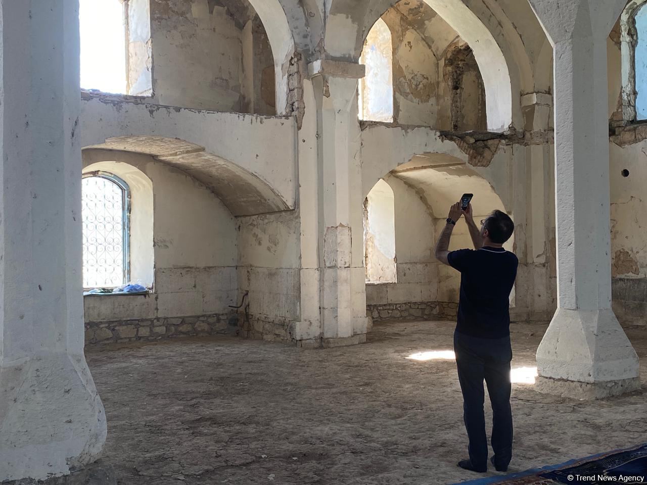 ABŞ-ın “Xəzər Siyasət Mərkəzi”nin nümayəndə heyəti Ağdamda erməni vandalizminə şahidlik edib (FOTO/VİDEO)