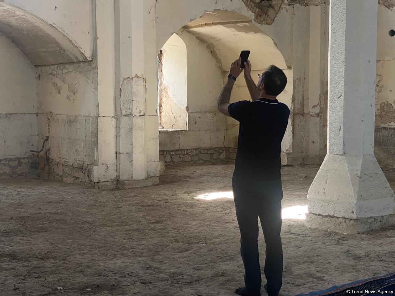 ABŞ-ın “Xəzər Siyasət Mərkəzi”nin nümayəndə heyəti Ağdamda erməni vandalizminə şahidlik edib (FOTO/VİDEO)