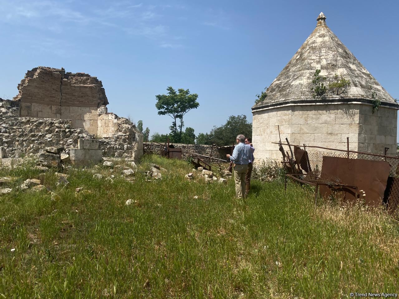 ABŞ-ın “Xəzər Siyasət Mərkəzi”nin nümayəndə heyəti Ağdamda erməni vandalizminə şahidlik edib (FOTO/VİDEO)