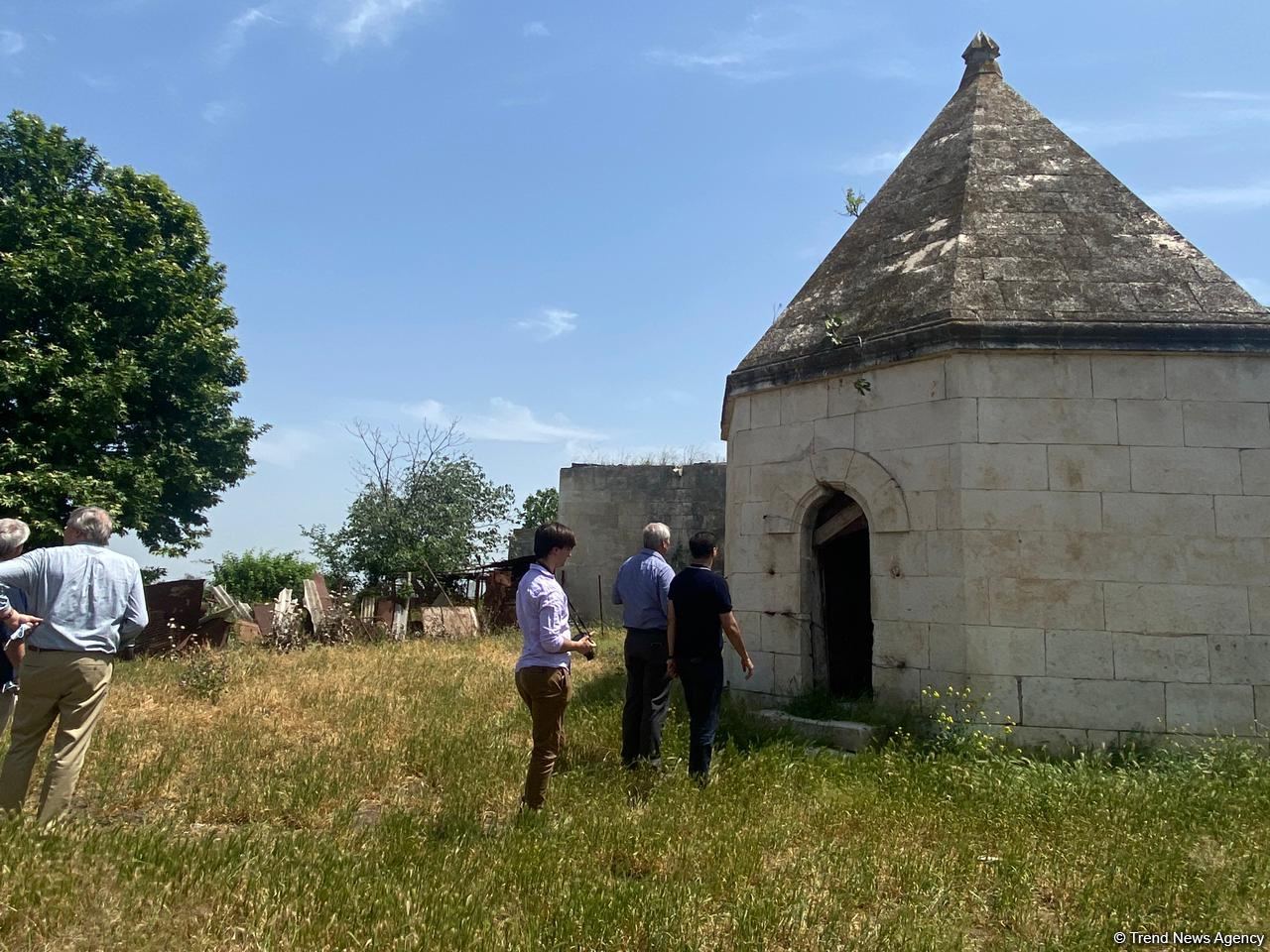 ABŞ-ın “Xəzər Siyasət Mərkəzi”nin nümayəndə heyəti Ağdamda erməni vandalizminə şahidlik edib (FOTO/VİDEO)