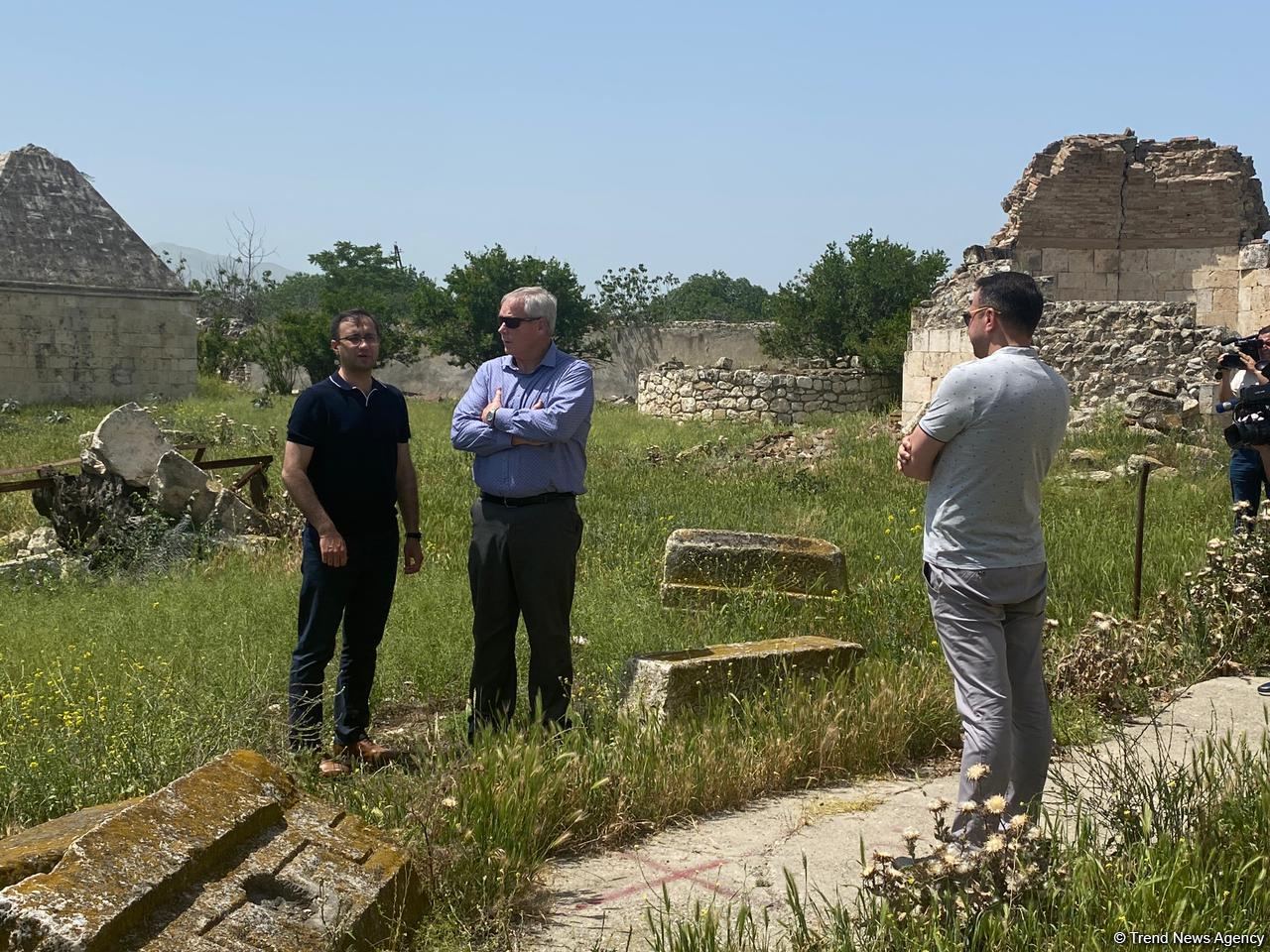 ABŞ-ın “Xəzər Siyasət Mərkəzi”nin nümayəndə heyəti Ağdamda erməni vandalizminə şahidlik edib (FOTO/VİDEO)