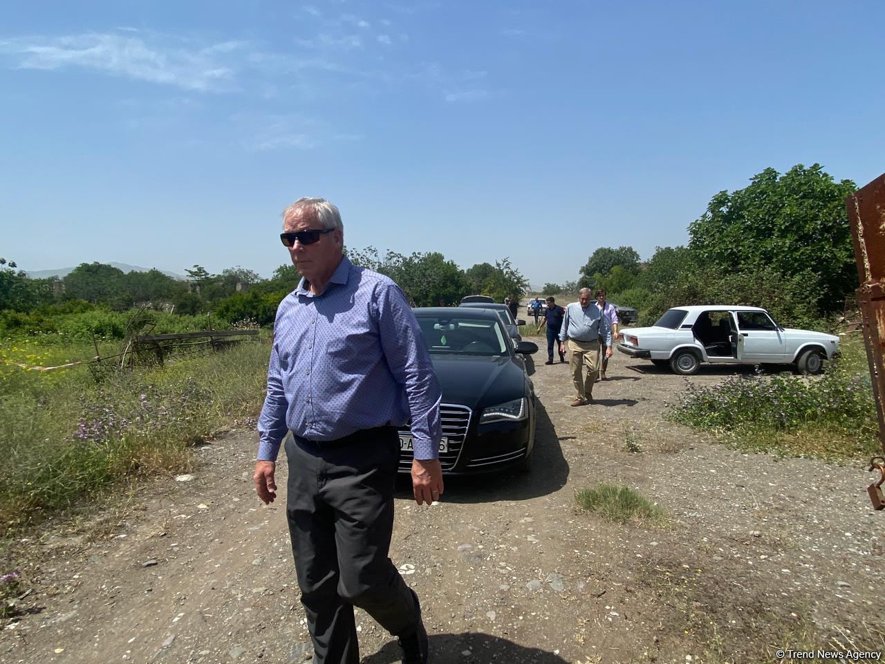 ABŞ-ın “Xəzər Siyasət Mərkəzi”nin nümayəndə heyəti Ağdamda erməni vandalizminə şahidlik edib (FOTO/VİDEO)