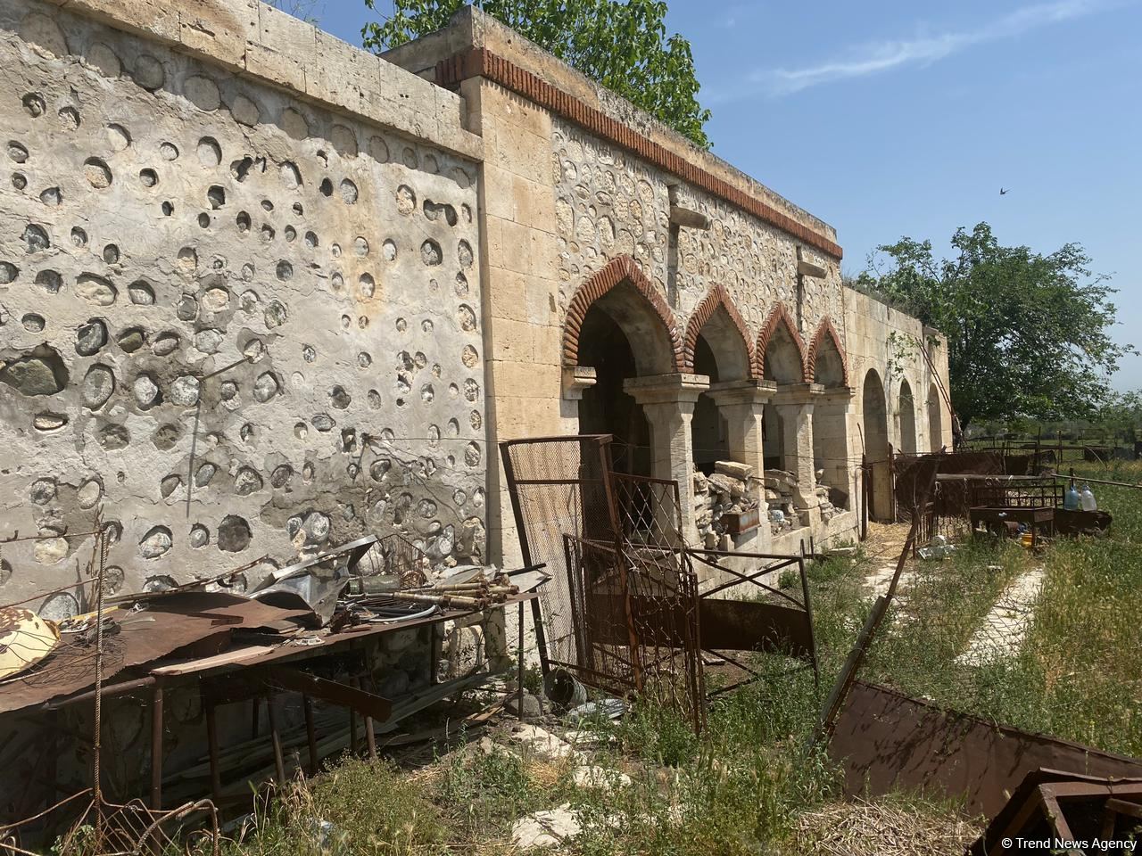 ABŞ-ın “Xəzər Siyasət Mərkəzi”nin nümayəndə heyəti Ağdamda erməni vandalizminə şahidlik edib (FOTO/VİDEO)