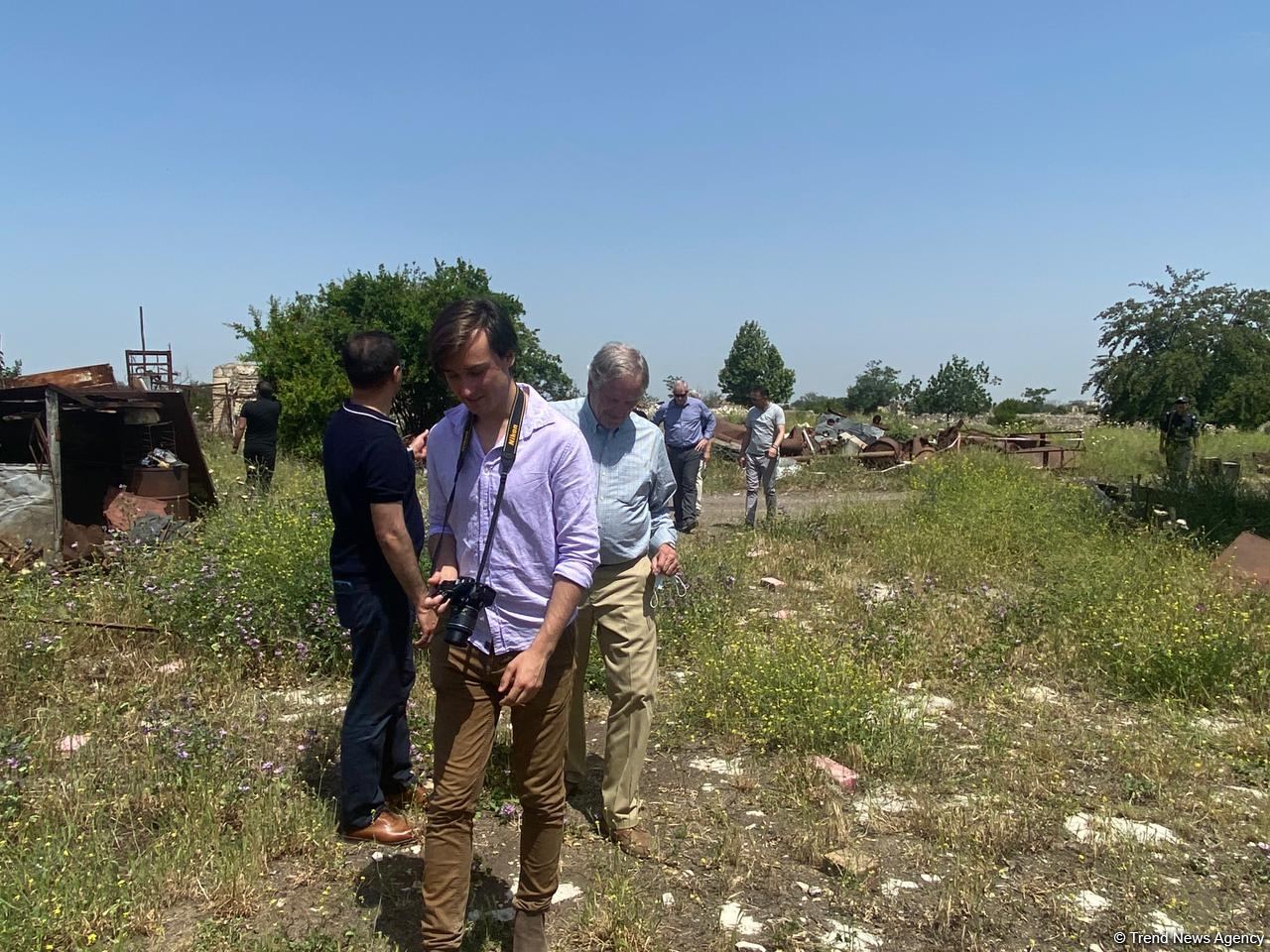 ABŞ-ın “Xəzər Siyasət Mərkəzi”nin nümayəndə heyəti Ağdamda erməni vandalizminə şahidlik edib (FOTO/VİDEO)