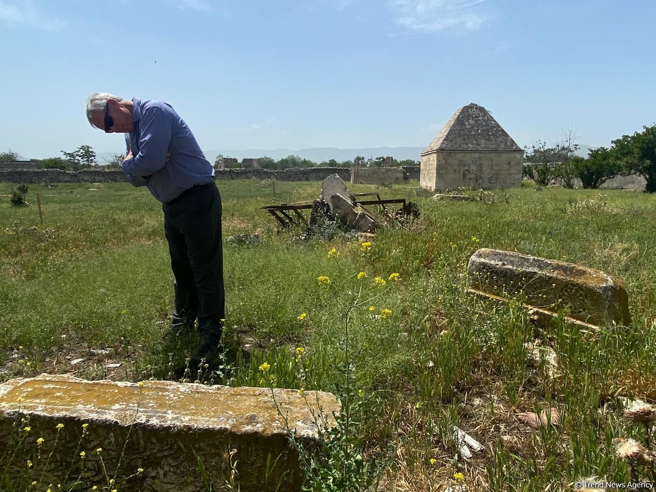 ABŞ-ın “Xəzər Siyasət Mərkəzi”nin nümayəndə heyəti Ağdamda erməni vandalizminə şahidlik edib (FOTO/VİDEO)