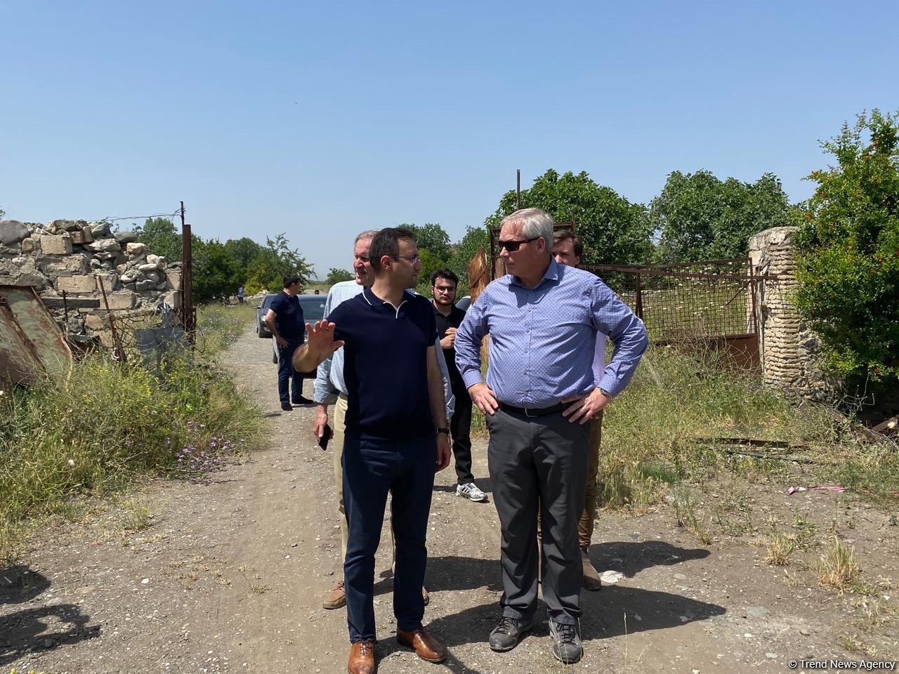 ABŞ-ın “Xəzər Siyasət Mərkəzi”nin nümayəndə heyəti Ağdamda erməni vandalizminə şahidlik edib (FOTO/VİDEO)