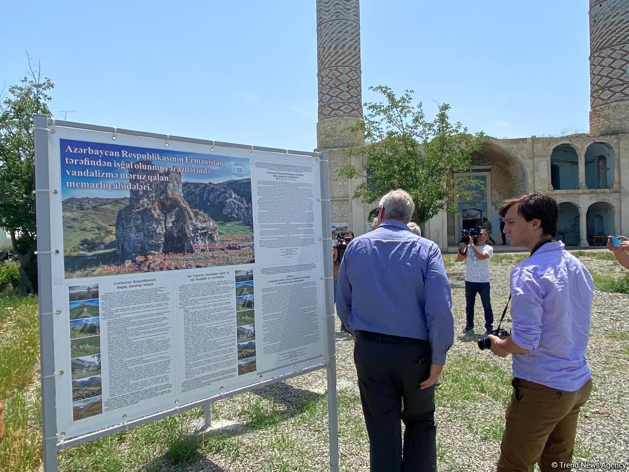 ABŞ-ın “Xəzər Siyasət Mərkəzi”nin nümayəndə heyəti Ağdamda erməni vandalizminə şahidlik edib (FOTO/VİDEO)