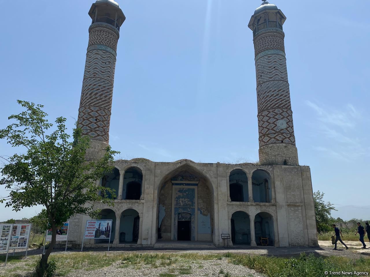 ABŞ-ın “Xəzər Siyasət Mərkəzi”nin nümayəndə heyəti Ağdamda erməni vandalizminə şahidlik edib (FOTO/VİDEO)