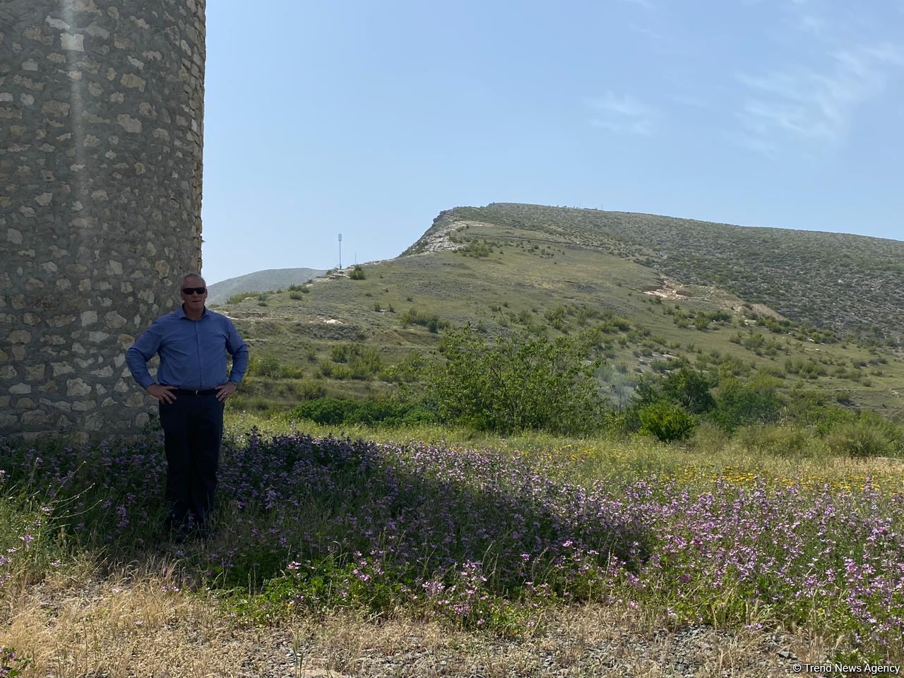 ABŞ-ın “Xəzər Siyasət Mərkəzi”nin nümayəndə heyəti Ağdamda erməni vandalizminə şahidlik edib (FOTO/VİDEO)