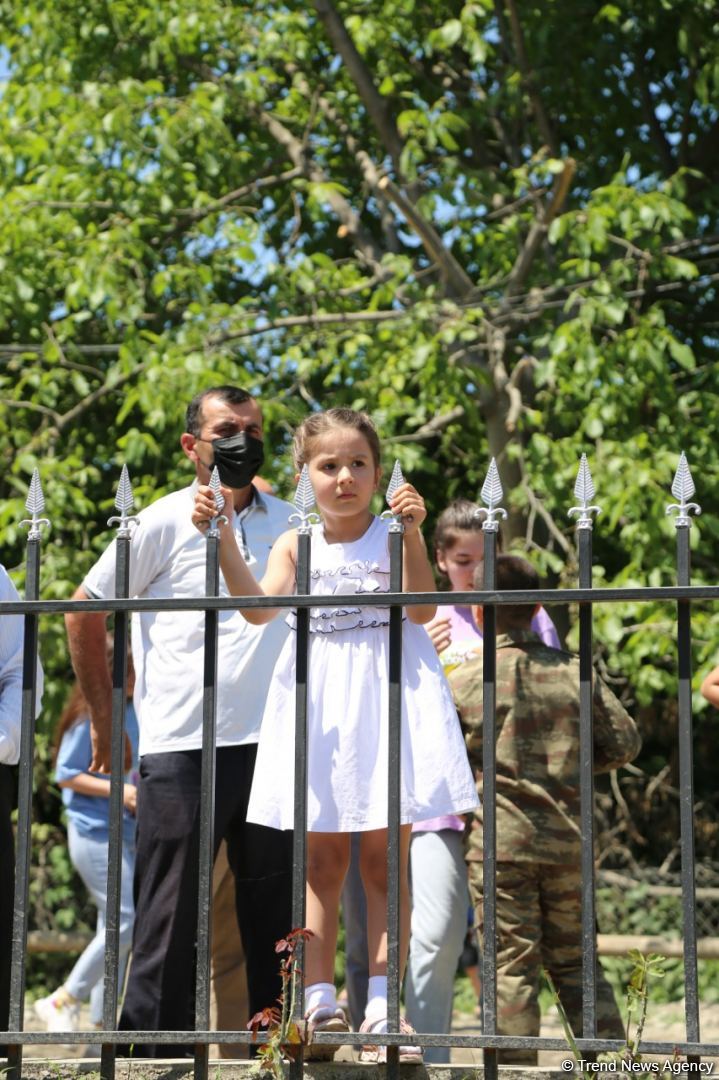 Xaçmazda inşa olunan "Qələbə" parkında “Xarıbülbül” abidəsi qoyulub (FOTO)