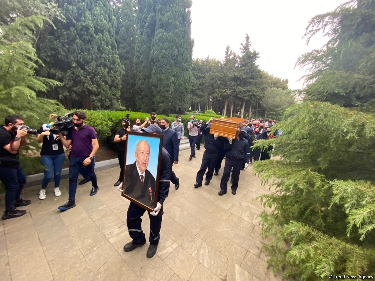 Xalq rəssamı Tahir Salahov dəfn olunub (FOTO/VİDEO)