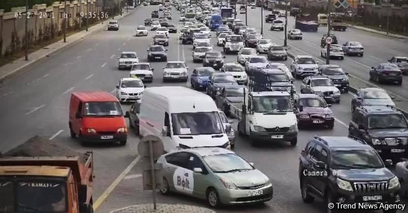 Bakıda bu yolda kamera quraşdırılıb, kütləvi qayda pozanlar cərimələnir (VİDEO)