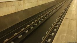 Bakı metrosunda ilk dəfə bir stansiyanın hər iki yolu dəmir-beton bloklar üzərində qurulub (FOTO)