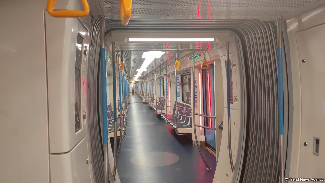 Bakı metrosunda ilk dəfə bir stansiyanın hər iki yolu dəmir-beton bloklar üzərində qurulub (FOTO)