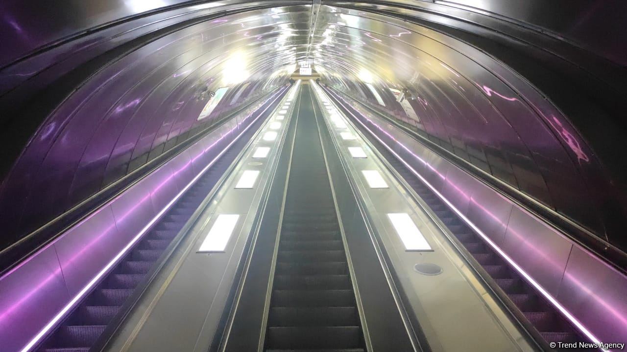Bakı metrosunda ilk dəfə bir stansiyanın hər iki yolu dəmir-beton bloklar üzərində qurulub (FOTO)