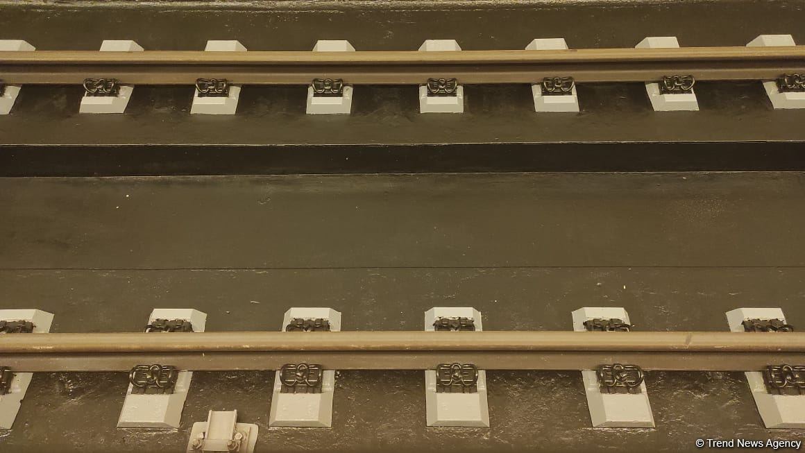 Bakı metrosunda ilk dəfə bir stansiyanın hər iki yolu dəmir-beton bloklar üzərində qurulub (FOTO)