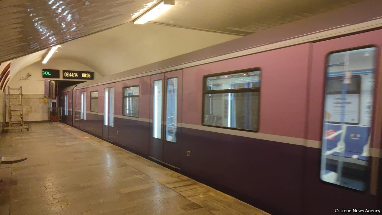Bakı metrosunda ilk dəfə bir stansiyanın hər iki yolu dəmir-beton bloklar üzərində qurulub (FOTO)
