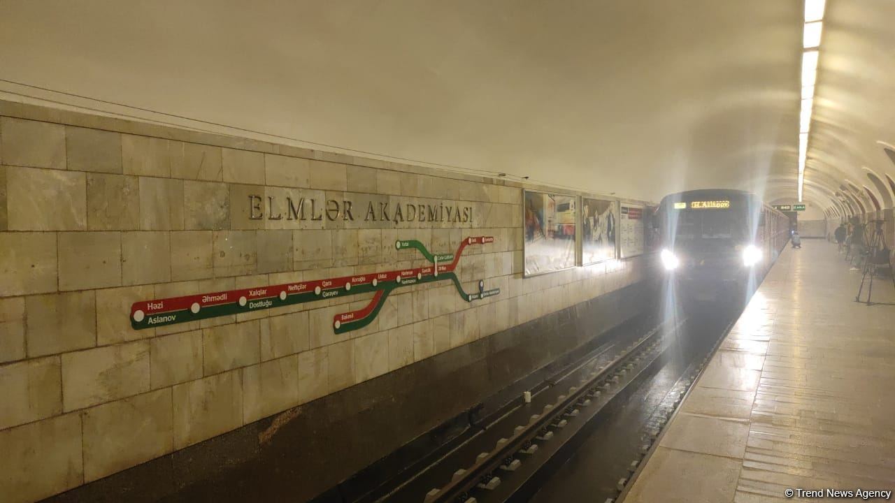 Bakı metrosunda ilk dəfə bir stansiyanın hər iki yolu dəmir-beton bloklar üzərində qurulub (FOTO)