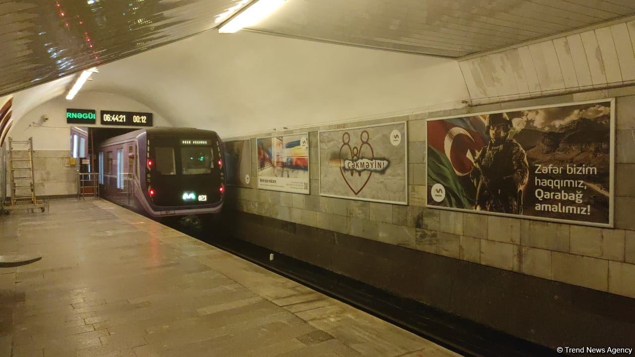 Bakı metrosunda ilk dəfə bir stansiyanın hər iki yolu dəmir-beton bloklar üzərində qurulub (FOTO)