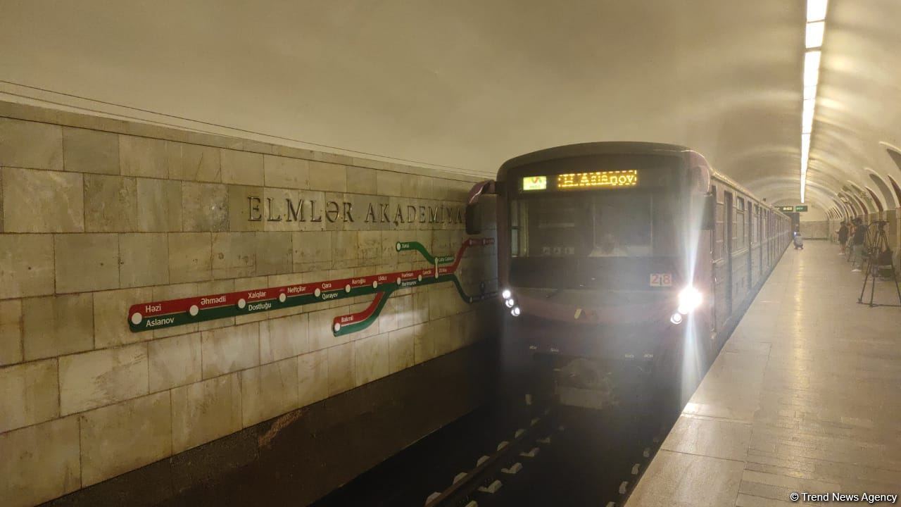Bakı metrosunda ilk dəfə bir stansiyanın hər iki yolu dəmir-beton bloklar üzərində qurulub (FOTO)