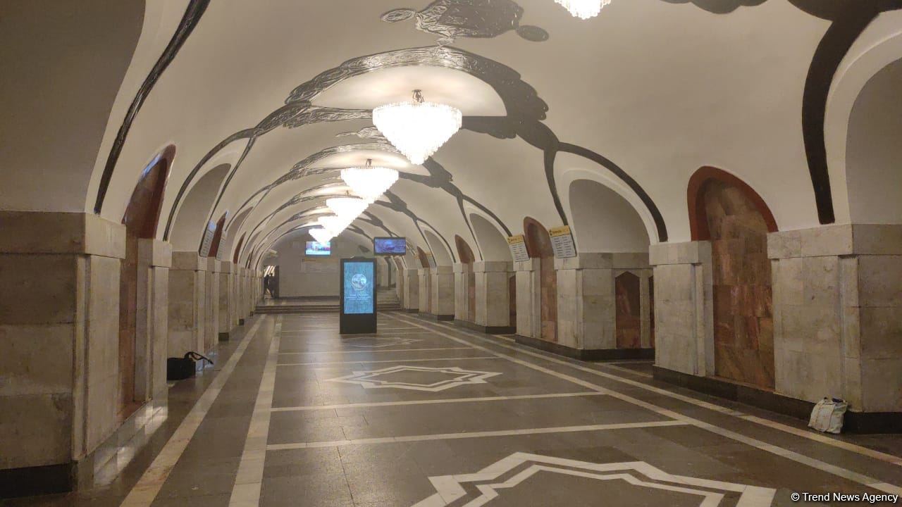 Bakı metrosunda ilk dəfə bir stansiyanın hər iki yolu dəmir-beton bloklar üzərində qurulub (FOTO)