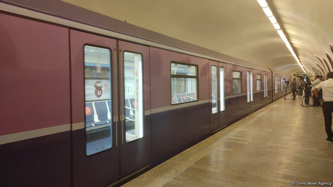 Bakı metrosunda ilk dəfə bir stansiyanın hər iki yolu dəmir-beton bloklar üzərində qurulub (FOTO)
