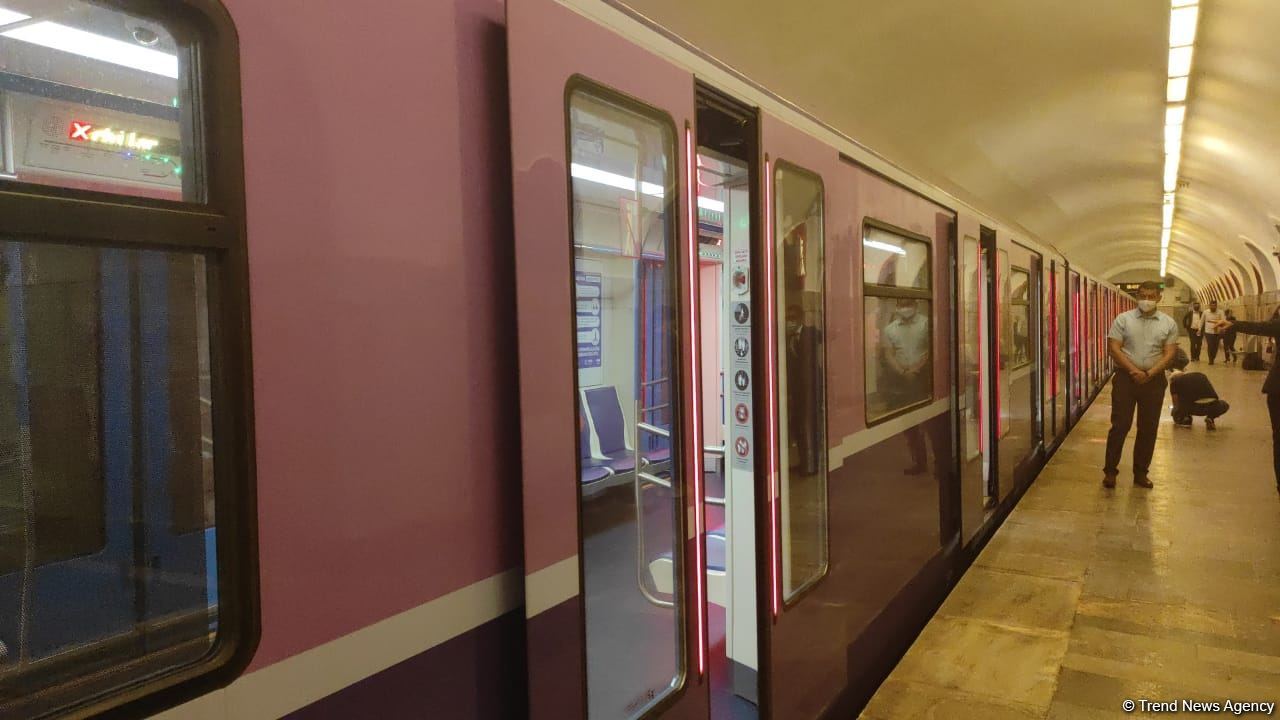 Bakı metrosunda ilk dəfə bir stansiyanın hər iki yolu dəmir-beton bloklar üzərində qurulub (FOTO)