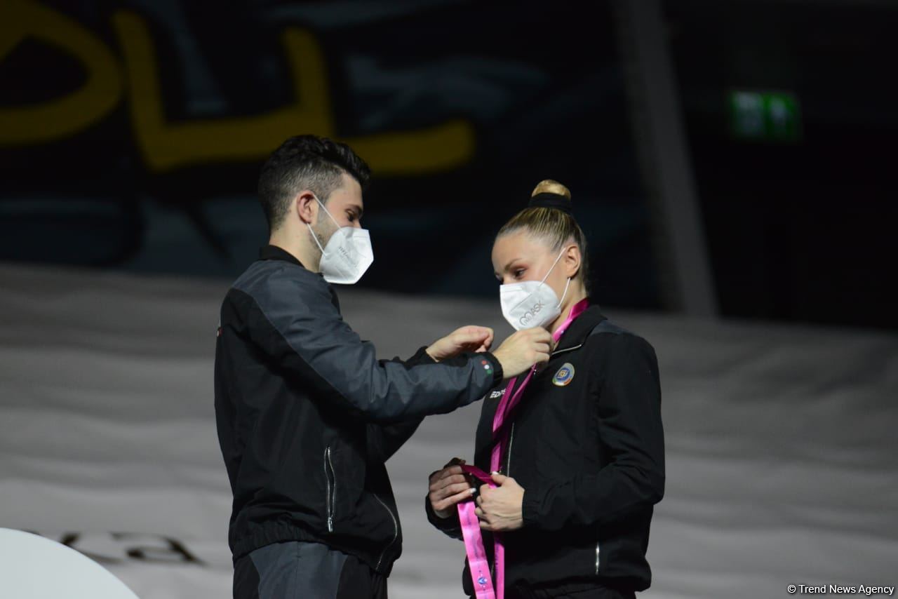 Aerobika gimnastikası üzrə dünya çempionatında qarışıq cütlüklər və kişilər arasında qaliblər mükafatlandırılıb (FOTO)