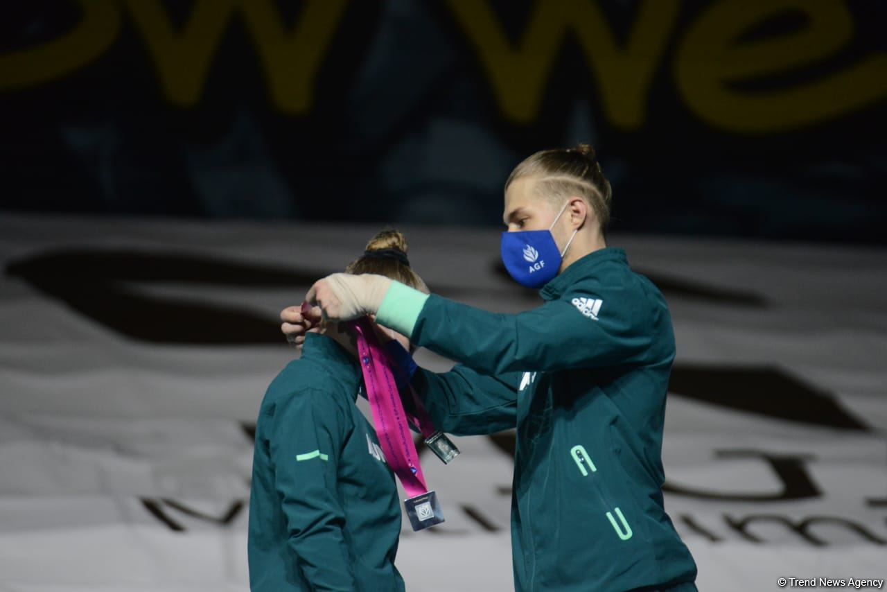 Aerobika gimnastikası üzrə dünya çempionatında qarışıq cütlüklər və kişilər arasında qaliblər mükafatlandırılıb (FOTO)