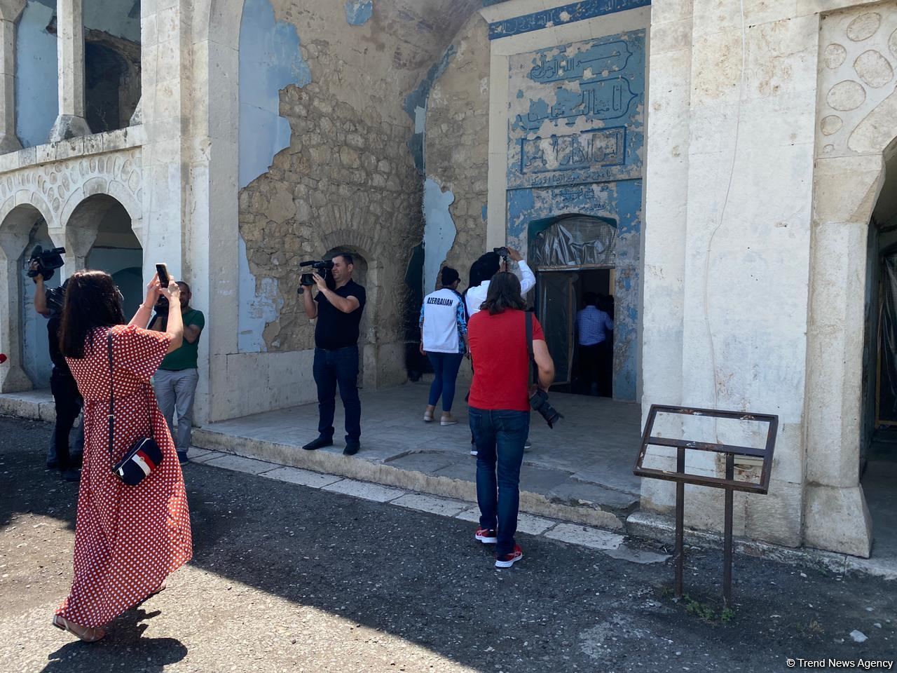 Xarici bloggerlər Ağdam məscdində olublar (FOTO)