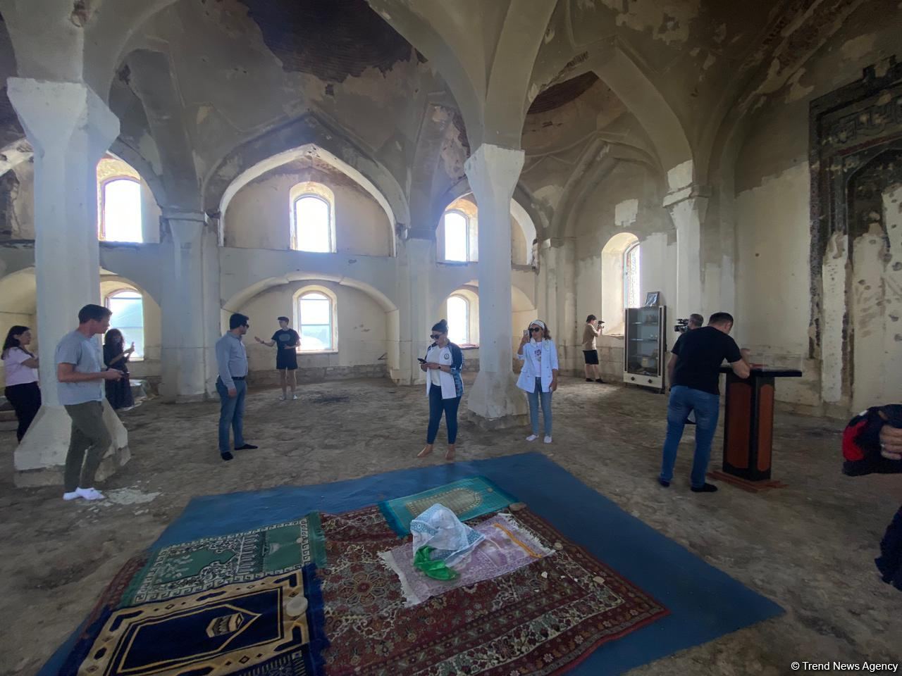 Xarici bloggerlər Ağdam məscdində olublar (FOTO)