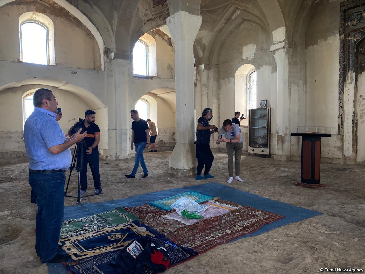 Xarici bloggerlər Ağdam məscdində olublar (FOTO)