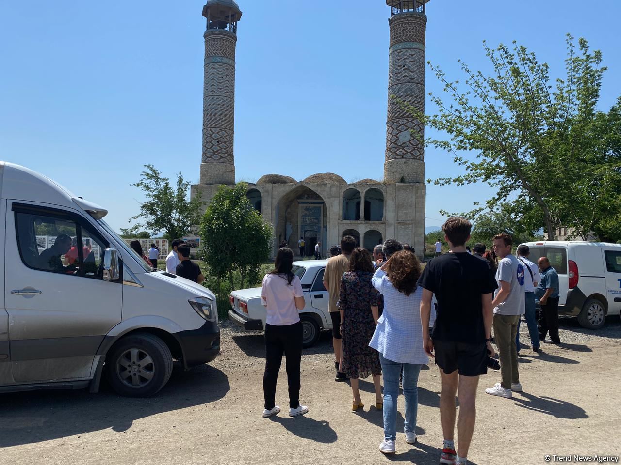 Xarici bloggerlər Ağdam məscdində olublar (FOTO)