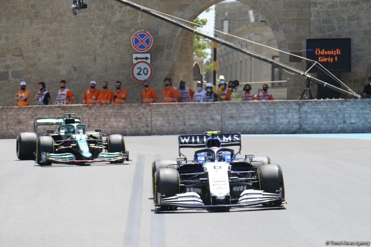 Bakıda F1 sərbəst yürüşünə start verilib (FOTO)