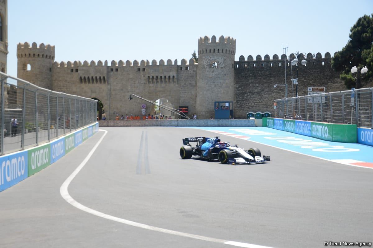 Bakıda F1 sərbəst yürüşünə start verilib (FOTO)
