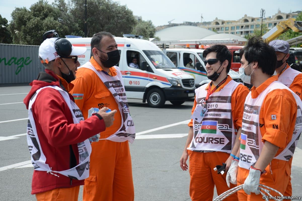 Bakıda F1 sərbəst yürüşünə start verilib (FOTO)