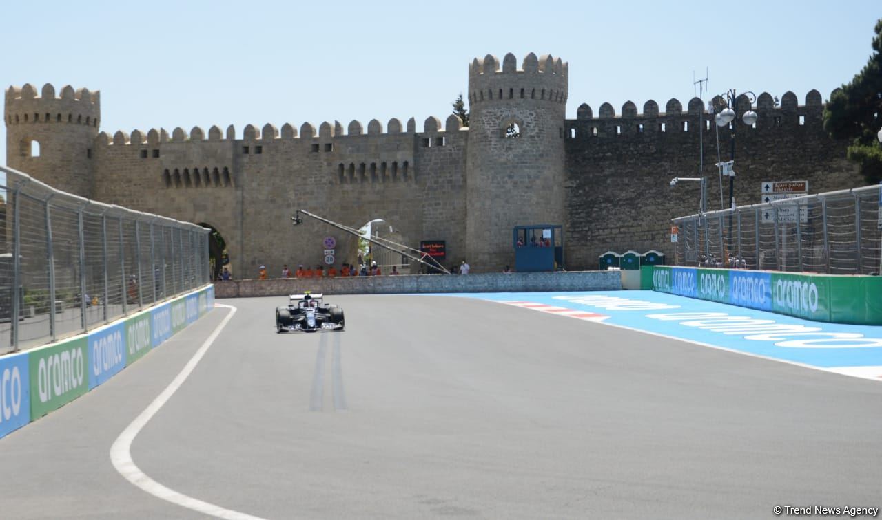 Bakıda F1 sərbəst yürüşünə start verilib (FOTO)