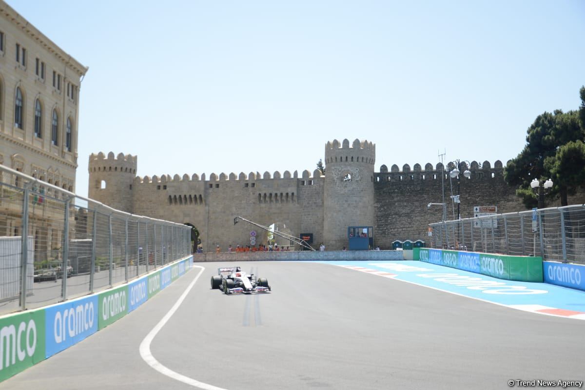 Bakıda F1 sərbəst yürüşünə start verilib (FOTO)