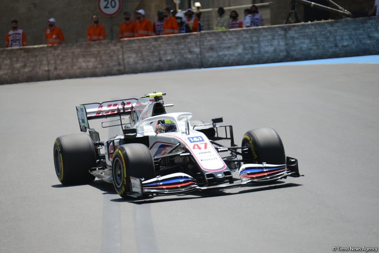 Bakıda F1 sərbəst yürüşünə start verilib (FOTO)