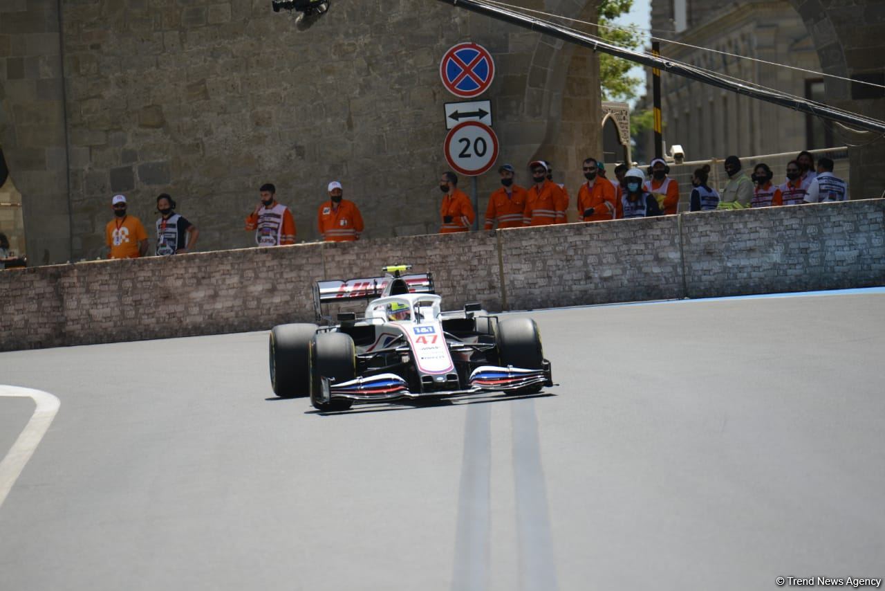Bakıda F1 sərbəst yürüşünə start verilib (FOTO)