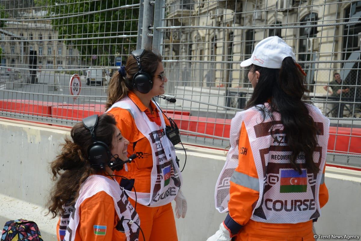 Bakıda F1 sərbəst yürüşünə start verilib (FOTO)