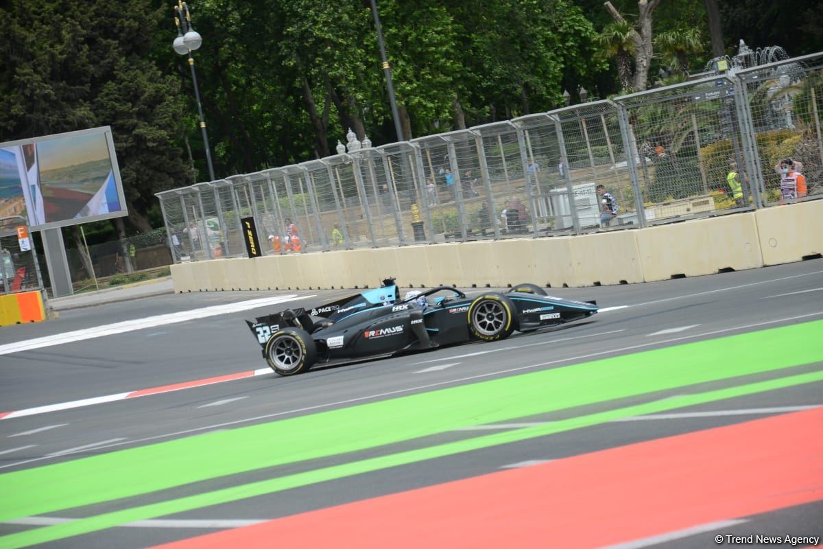 Bakı şəhər halqasında Formula 2 üzrə sərbəst yürüşlərə start verilib (FOTO)