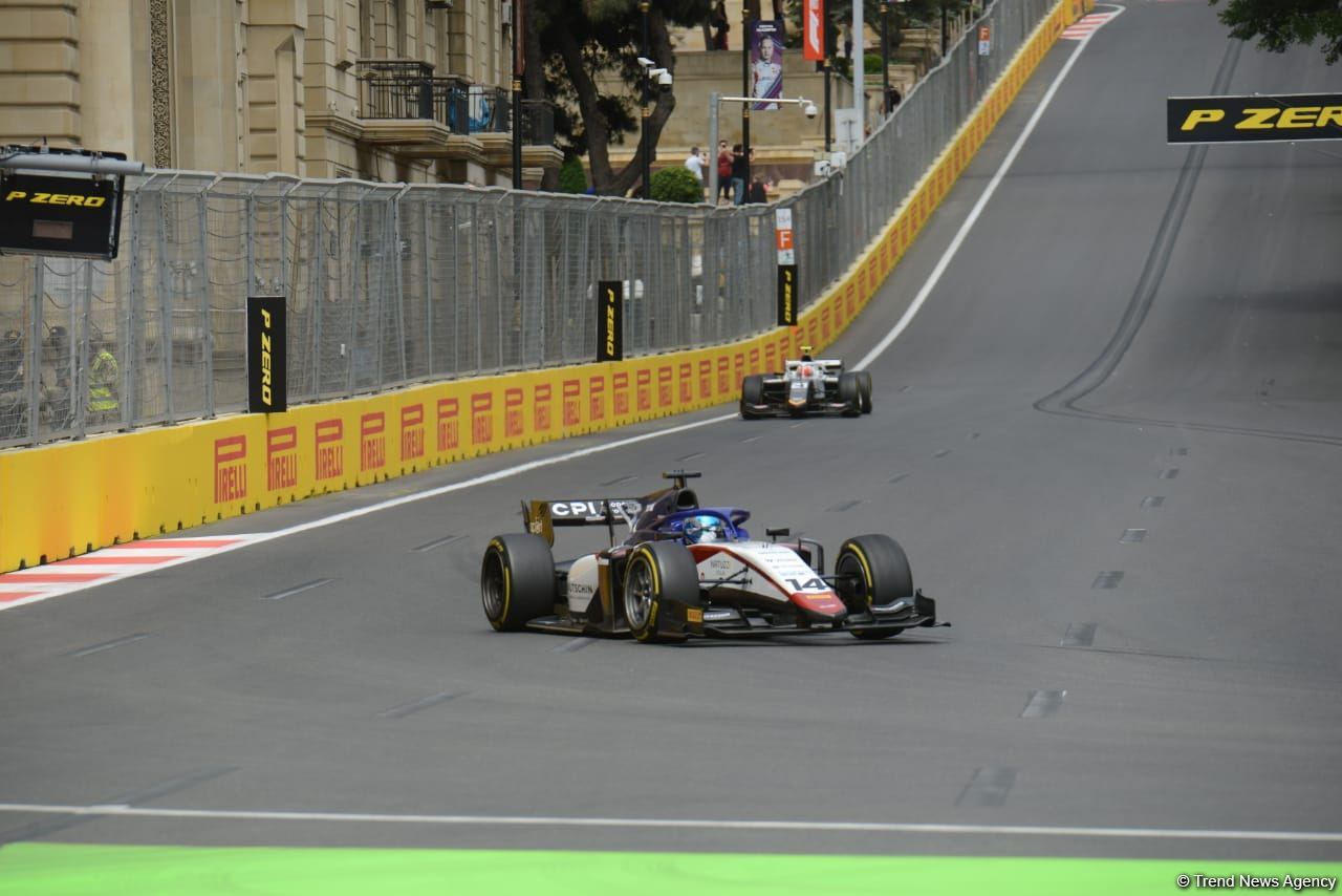Bakı şəhər halqasında Formula 2 üzrə sərbəst yürüşlərə start verilib (FOTO)