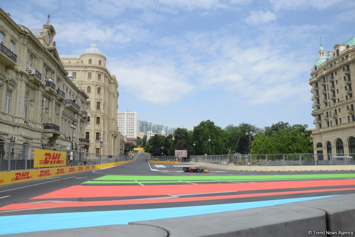 Bakı şəhər halqasında Formula 2 üzrə sərbəst yürüşlərə start verilib (FOTO)