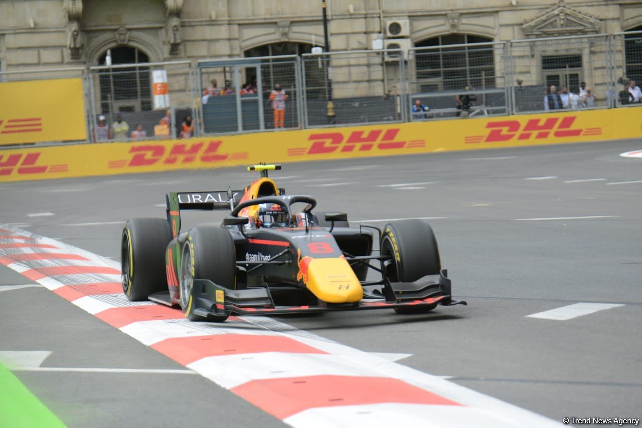 Bakı şəhər halqasında Formula 2 üzrə sərbəst yürüşlərə start verilib (FOTO)