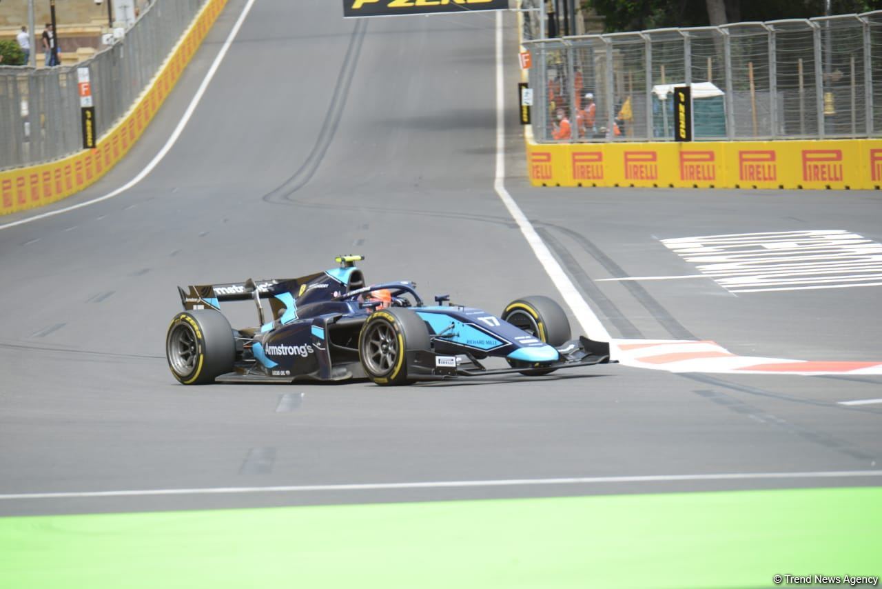 Bakı şəhər halqasında Formula 2 üzrə sərbəst yürüşlərə start verilib (FOTO)