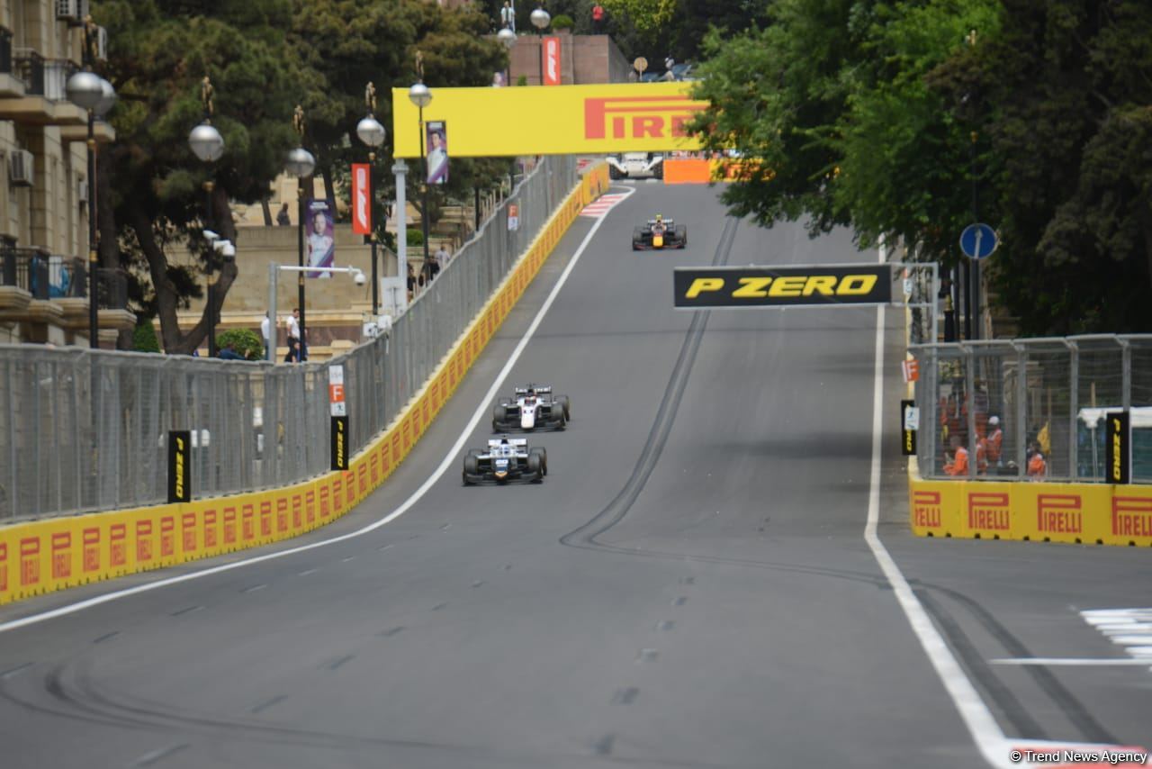 Bakı şəhər halqasında Formula 2 üzrə sərbəst yürüşlərə start verilib (FOTO)