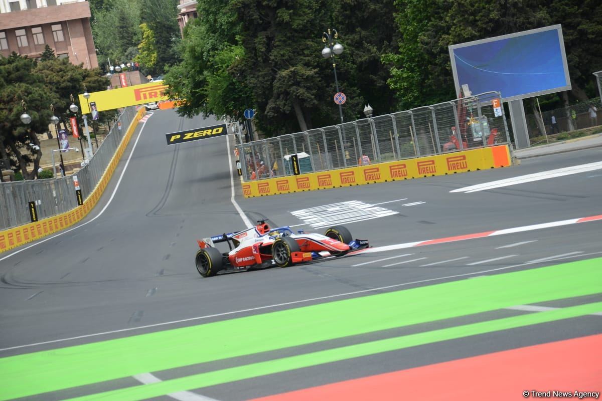 Bakı şəhər halqasında Formula 2 üzrə sərbəst yürüşlərə start verilib (FOTO)