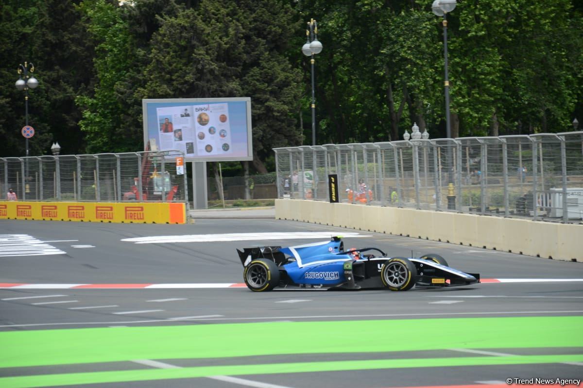 Bakı şəhər halqasında Formula 2 üzrə sərbəst yürüşlərə start verilib (FOTO)